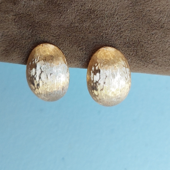 SOLD Monet Vintage Clip On Earrings Brushed Gold Oval Chunky Matte Signed - Picture 5 of 6